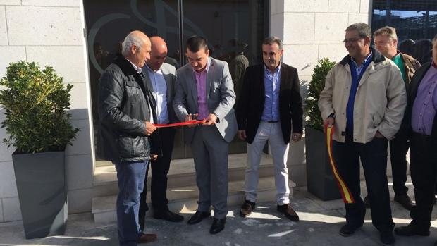 El consejero de Agricultura ha participado en el acto de inauguración de las nuevas instalaciones de Bodegas Altovela, en Corral de Almaguer (Toledo)