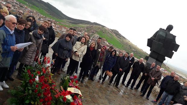 Un momento del homenaje celebrado en el cerro de Santa Ana de Puertollano, junto al monumento de José Noja