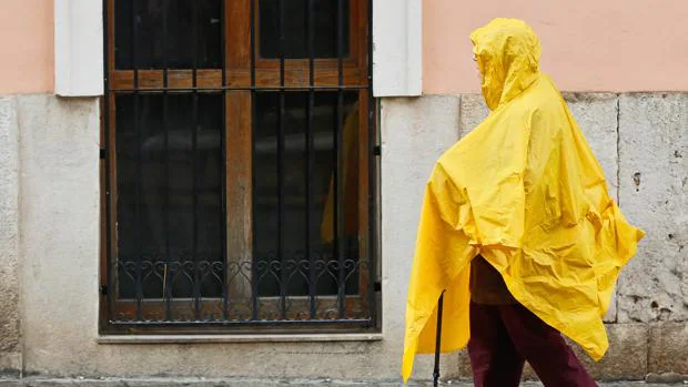 Una mujer se protege de la lluvia en Valencia