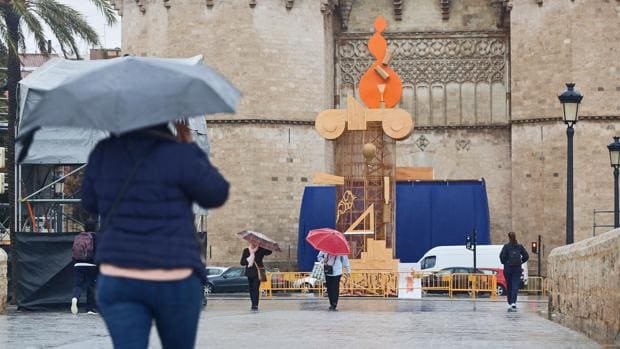 Una mujer se protege de la lluvia, este lunes en Valencia