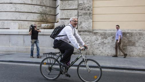 Imagen de archivo de Ribó con su bicicleta