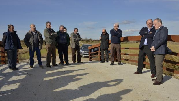 Autoridades y vecinos, en el puente inaugurado en Alcampell