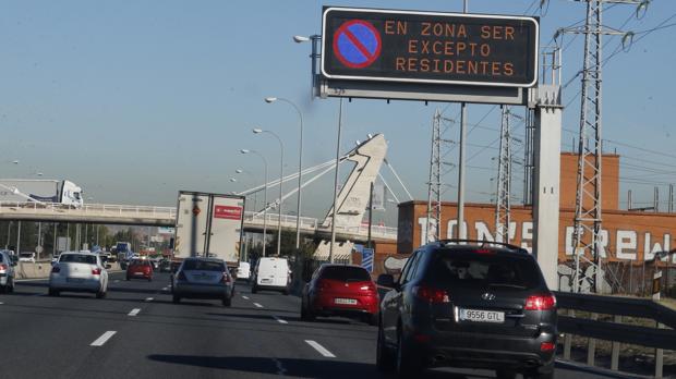 Varios coches circulan por la A-4 (autovía de Andalucía) durante el último episodio por polución en Madrid