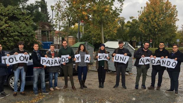 Los jóvenes de NNGG junto al parking de la Fábrica de Armas en Toledo