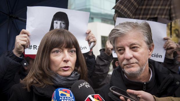 Raquel Tenías (derecha) junto al alcalde de Zaragoza, Pedro Santisteve, que acudió a apoyarla durante el juicio