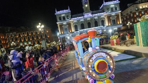 Junto a la iluminación un tren infantil es otra de las atracciones de la Plaza Mayor de Valladolid