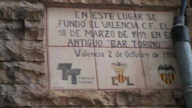 Imagen de la placa que recuerda el lugar donde fue fundado el Valencia Club de Fútbol