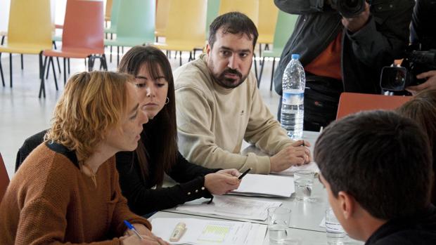 El alcalde del municipio catalán de Celrá (primero a la izquierda), junto a los 4 trabajadores municipales que hoy han acudido a su puesto de trabajo