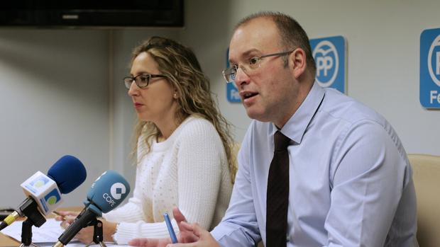 Miguel Tellado acompañado de la portavoz municipal del PP, Martina Aneiros