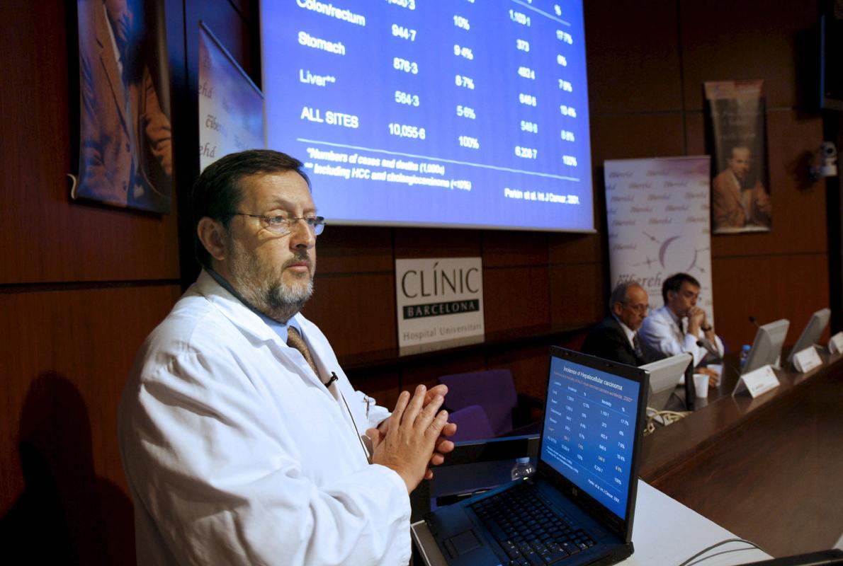 El doctor Jordi Bruix durante un encuentro con los medios en el Hosptital Clínic