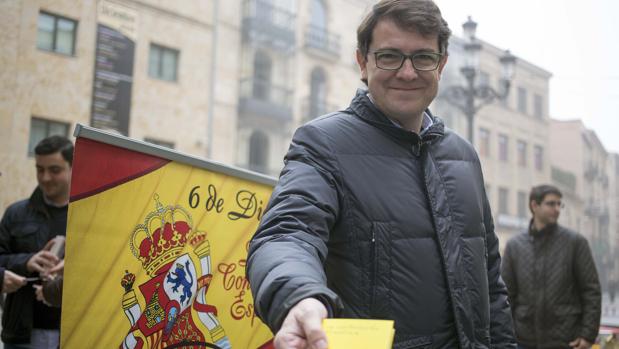 Fernández Mañueco muestra un ejemplar de la Constitución, este martes en Salamanca