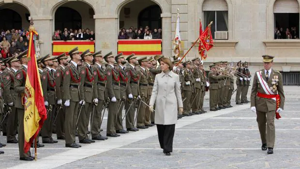 Cospedal, a los militares: «Vuestro espíritu de servicio redunda en la estabilidad de España»