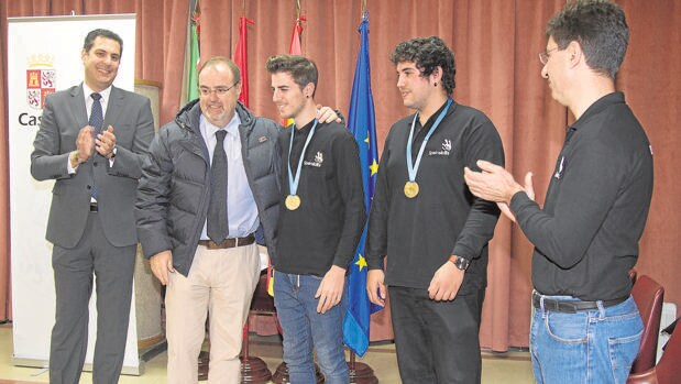 Rey, con los dos alumnos vencedores del campeonato europeo de Mecatrónica