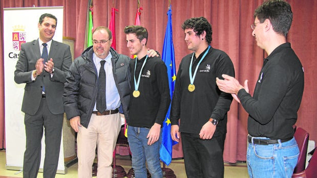 Rey, con los dos alumnos vencedores del campeonato europeo de Mecatrónica