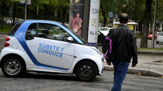 Un Smart de Car2go circula por una calle madrileña en una imagen de archivo