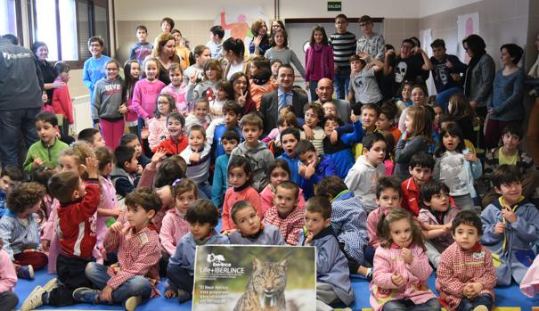 Niños del colegio público Nuestra Señora del Sagrario de Mazarambroz «bautizan» a crías de lince