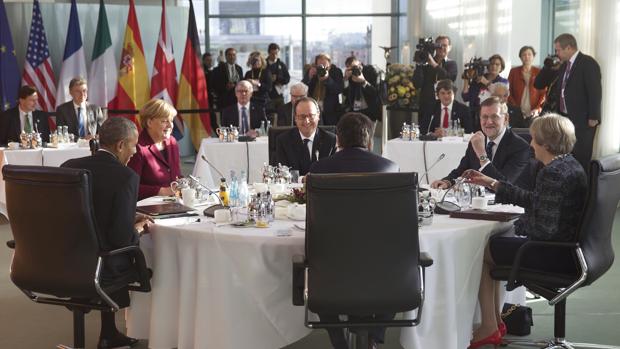 Mariano Rajoy junto a los principales líderes europeos y Barck Obama en la cumbre organizada en Berlín para despedir al presidente de EE.UU.