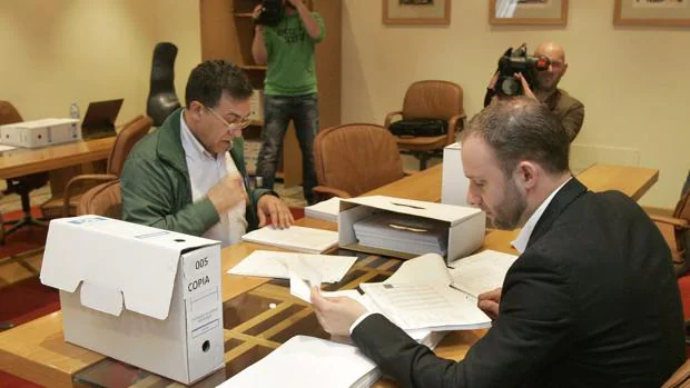 Los diputados Hipólito Fariña (i) y Gonzalo Trenor (d) examinan documentación durante la pasada investigación parlamentaria