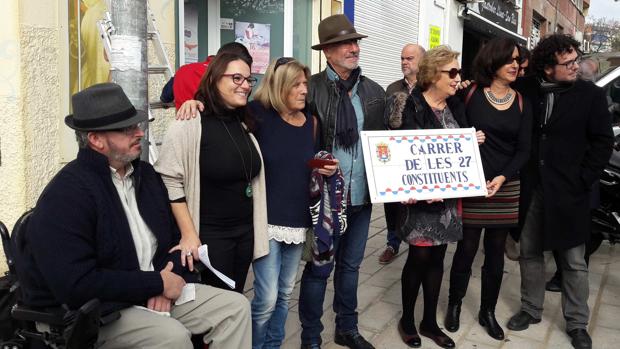 Concejales y encargados del cambio de calles en Alicante, con la primera placa