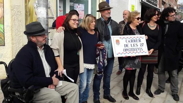 Concejales y encargados del cambio de calles en Alicante, con la primera placa