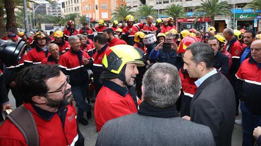 El presidente Sánchez conversa con los Bomberos, durante su manifestación