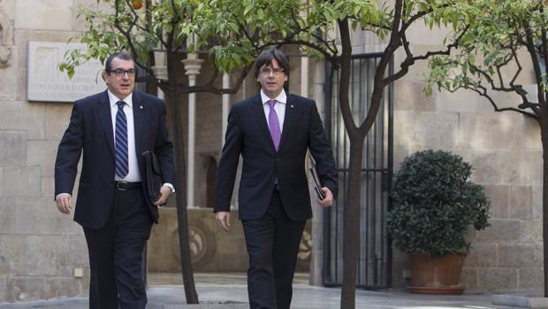 El consejero de Interior, Jordi Jané, junto al presidente catalán, Carles Puigdemont