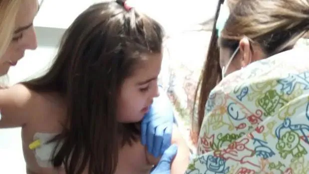 Momento en que Lucía recibe la segunda dosis de la vacuna