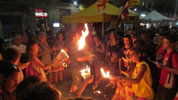 Imagen de la quema de fotos del Rey durante la Diada