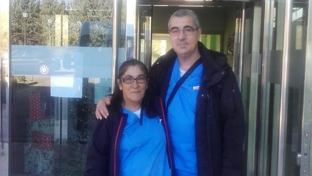 Carmen y Santi, en la puerta de su lugar de trabajo