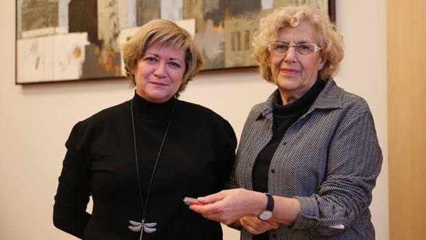 Isabel de la Fuente, madre de la fallecida Cristina Arce, entrega las firmas a Manuela Carmena