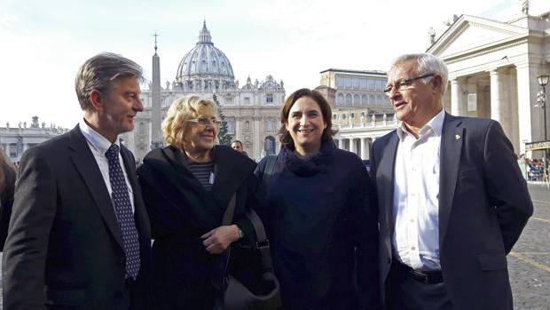 Colau, junto a los alcaldes de Zaragoza y Valencia y la alcaldesa de Madrid, en la plaza de San Pedro del Vaticano