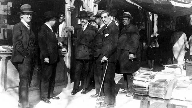 Pío Baroja, en una visita a la Cuesta de Moyano, en el año 1926