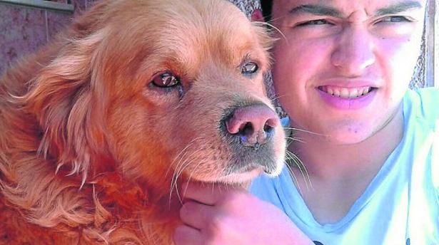 Gabriel Heres, sobrino del dueño del perro, con «Tuto»