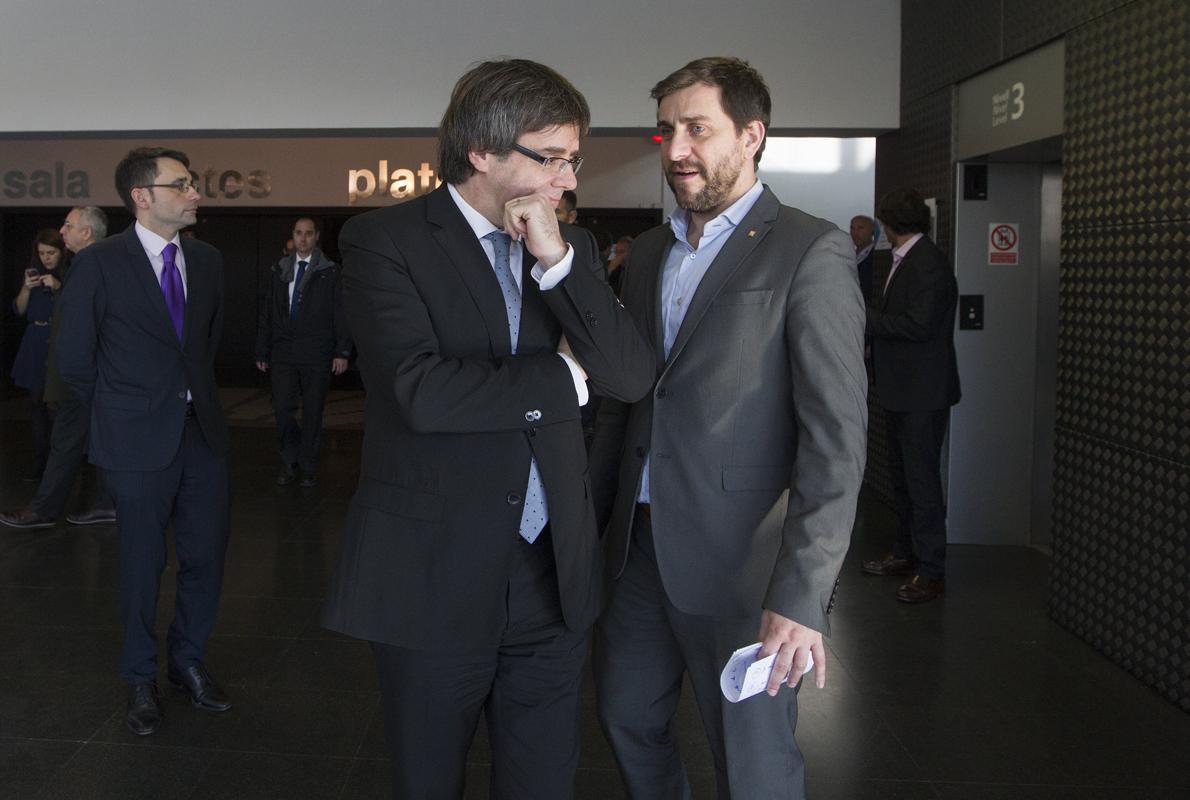 El consejero Antoni Comín conversa con el presidente de la Generalitat, Carles Puigdemont