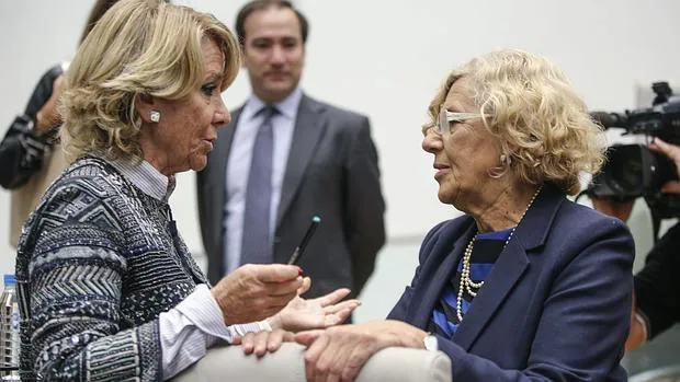 Esperanza Aguirre y Manuela Carmena, en el Ayuntamiento de Madrid