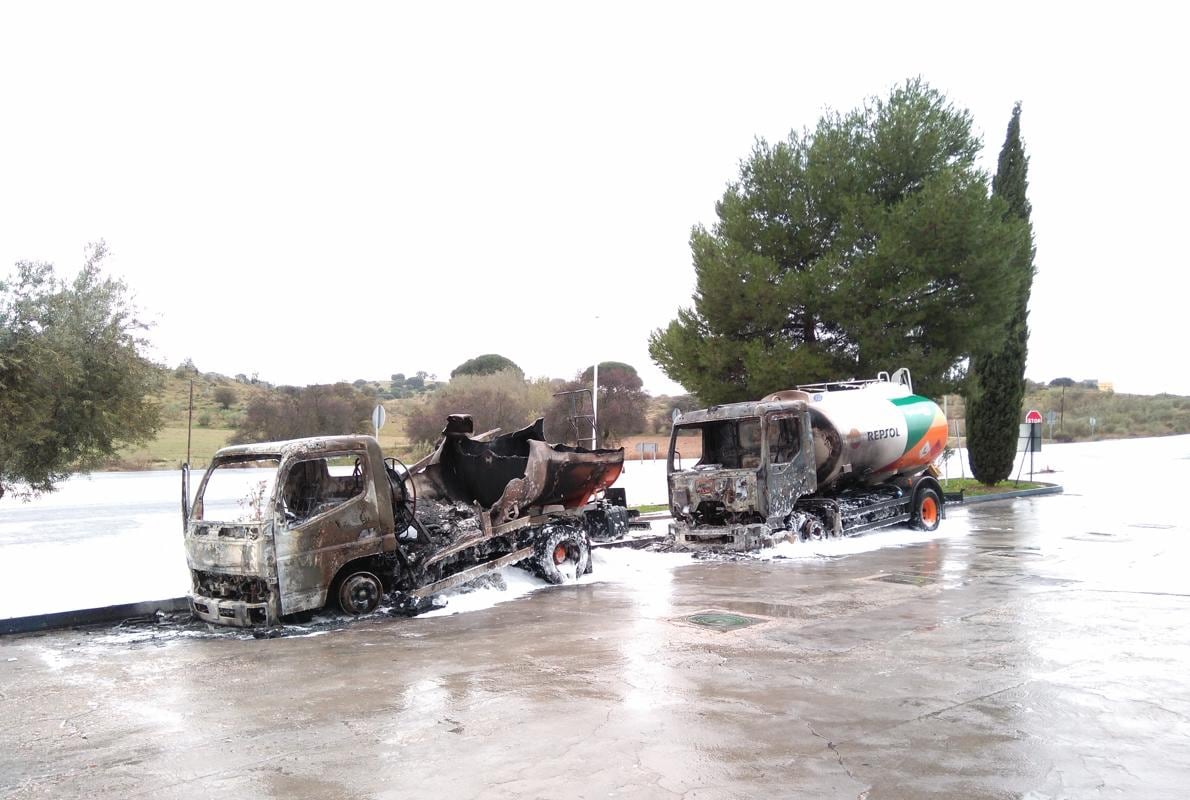 Estado en el que quedaron dos camiones cisterna tras el incendio en la estación de serviicio de Guadamur