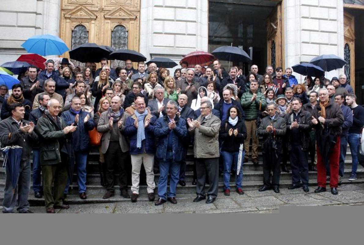 Alcaldes, concejales y diputados, este viernes, en la puerta de Diputación de Toledo