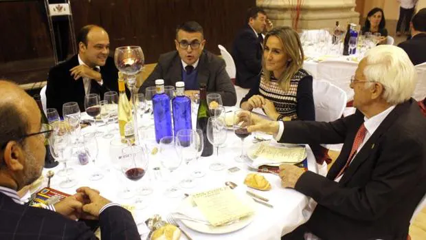Milagros Tolón, alcaldesa de Toledo, sentada junto al padre Ángel durante la cena