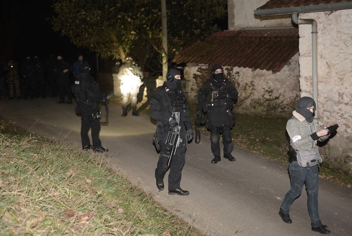 Policías franceses aseguran la zona cerca del caserío de Louhossoa, cerca de Bayona, donde fue encontrado el arsenal