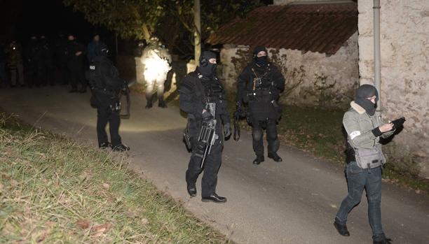 Policías franceses aseguran la zona cerca del caserío de Louhossoa, cerca de Bayona, donde fue encontrado el arsenal