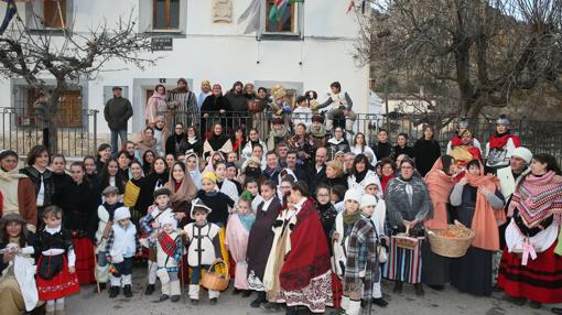 El presidente de Castilla-La Mancha con algunos de los figurantes