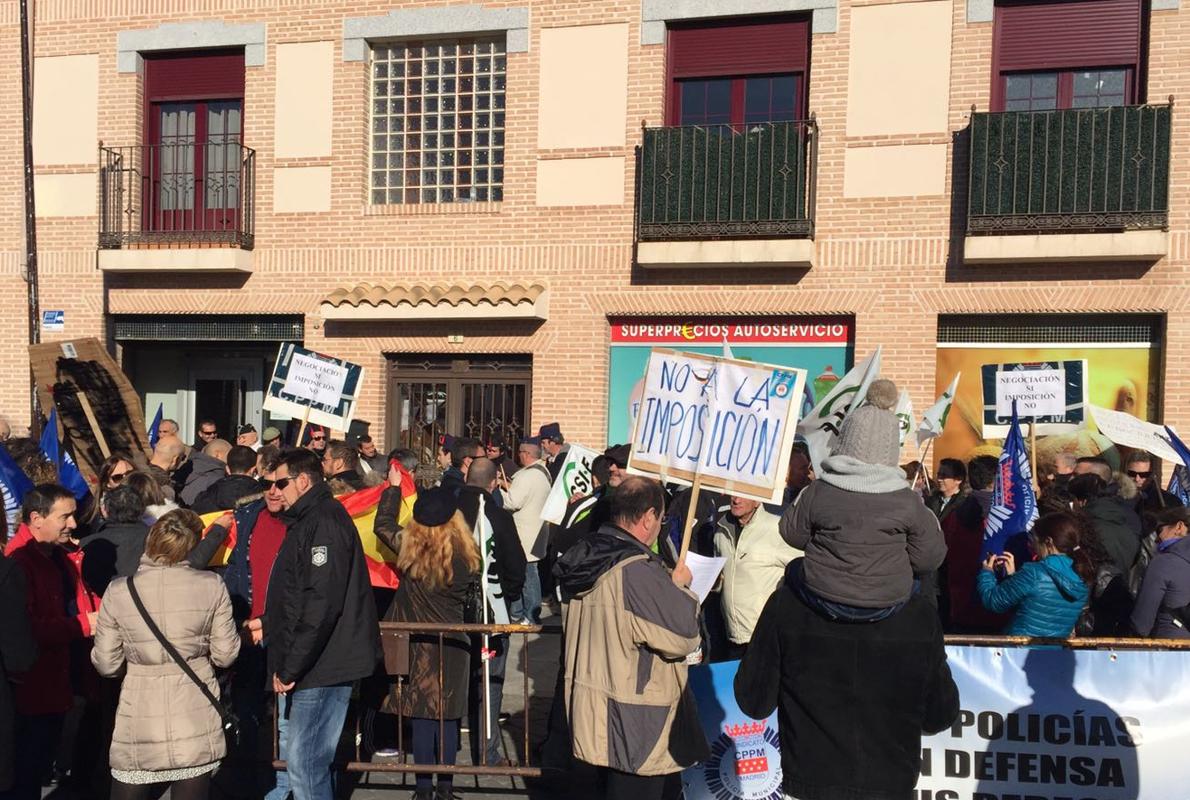 Imagen de la concentración celebrada ayer en la Plaza del Puente, en Serranillos del Valle