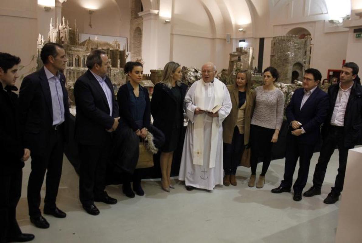 Milagros Tolón, junto al párroco de Santa Beatriz de Silva, José María Gómez, y concejales de Toledo