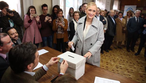 Cifuentes deposita su voto para elegir compromisarios, de cara al Congreso Nacional del PP