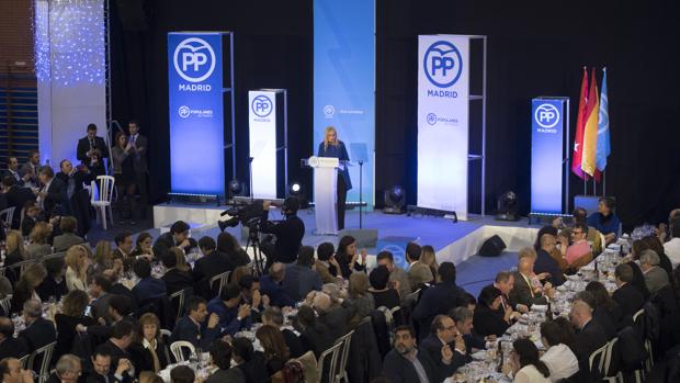 Cifuentes, presidente de la gestora del PP, se dirige a los militantes durante la cena de Navidad de la formación