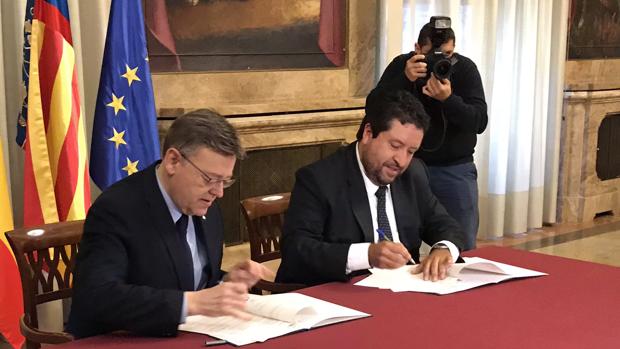 Imagen del momento de la firma del acuerdo de Ximo Puig y Javier Moliner