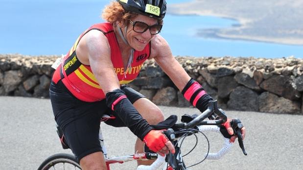 Edwina Brocklesby haciendo ciclismo en Canarias