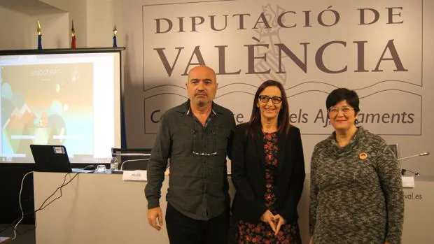 El diputat, Xavier Rius; la vicepresidenta, Maria Josep Amigó, i Immaculada Cerdà, cap de la Unitat de Normalització Lingüística