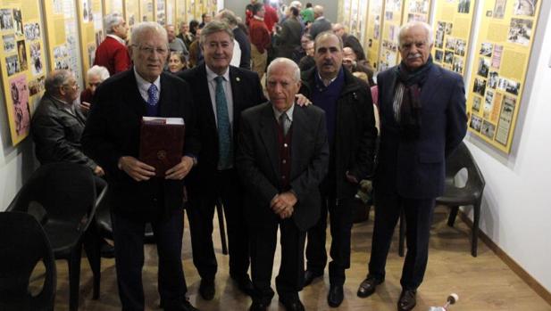 El periodista Vidal Pérez Herrero (el primero por la izquierda) es el autor de la Agenda Taurina 2017