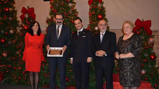 El consejero de Sanidad, con su placa de reconocimiento como colegiado de honor